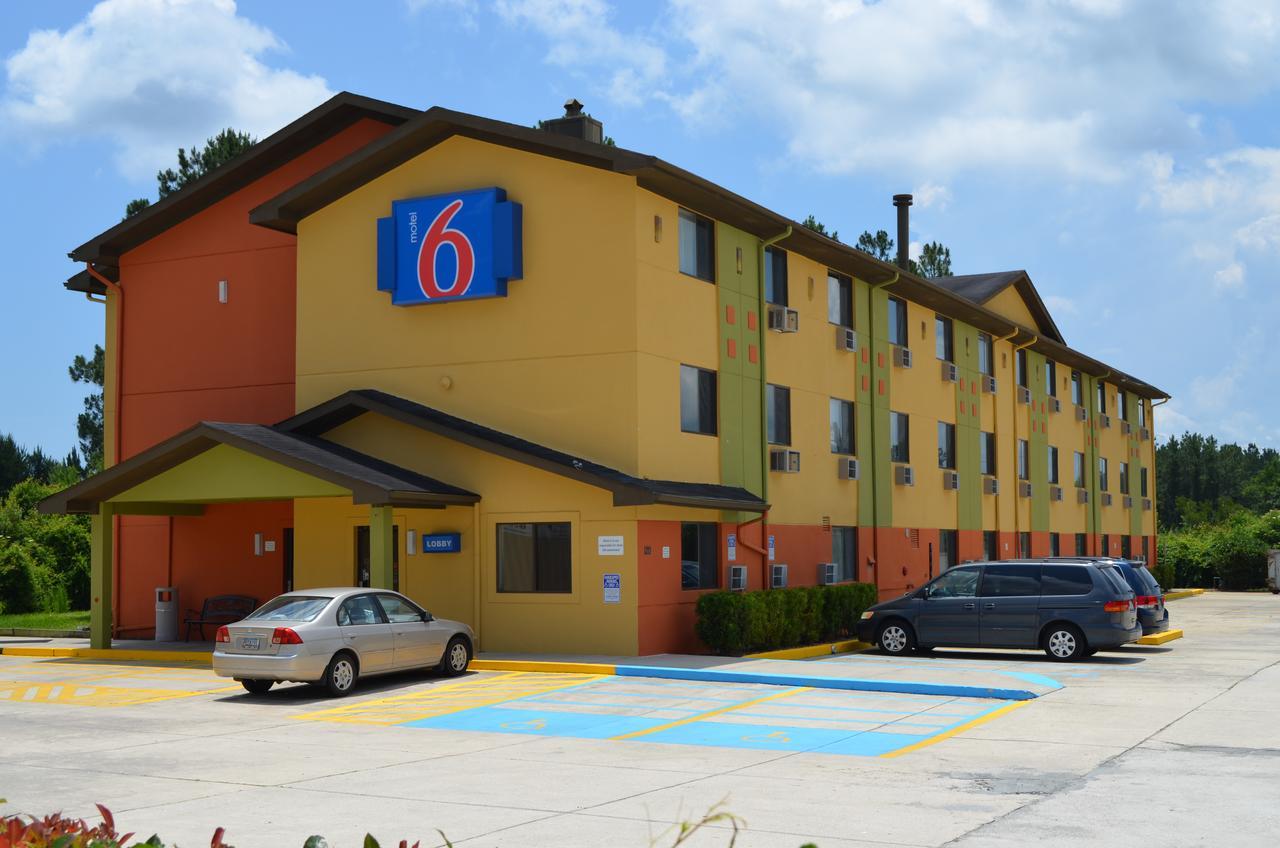 Motel 6: Ultra-Modern Comfort with Robotic Massages Kingsland Exterior photo