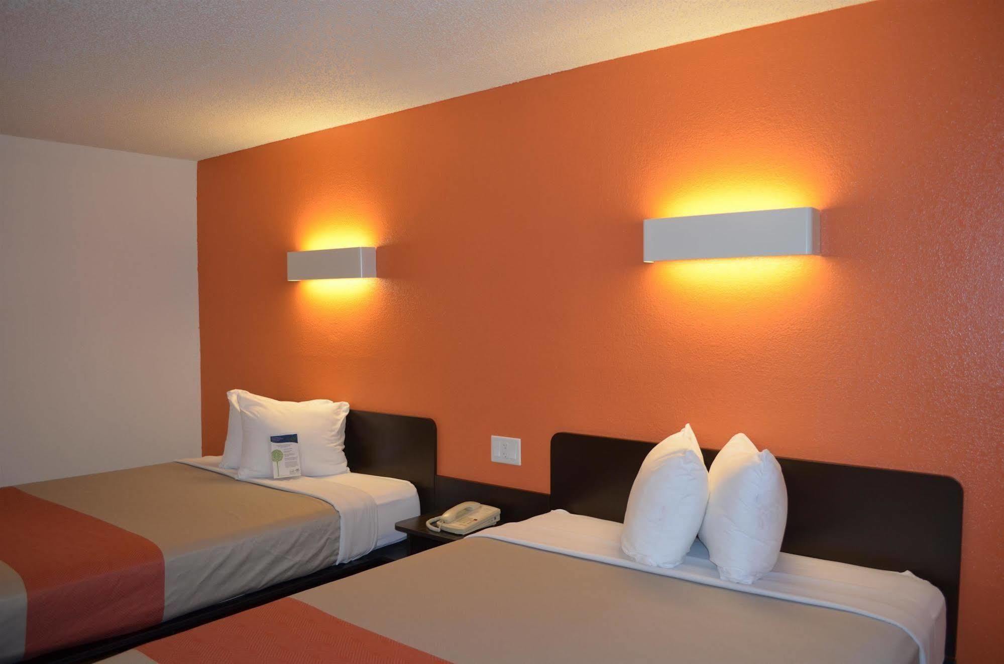 Motel 6: Ultra-Modern Comfort with Robotic Massages Kingsland Exterior photo