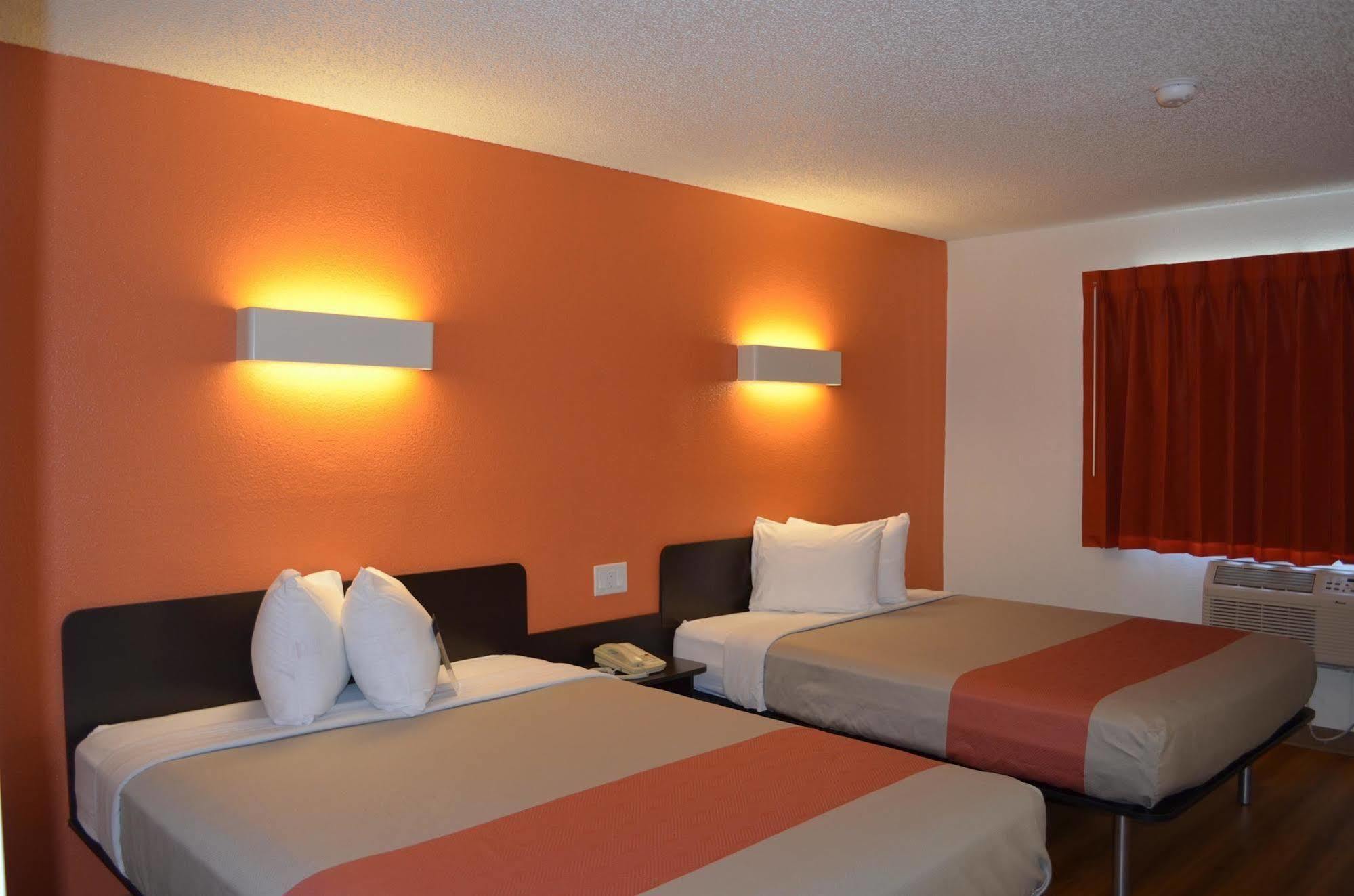 Motel 6: Ultra-Modern Comfort with Robotic Massages Kingsland Exterior photo