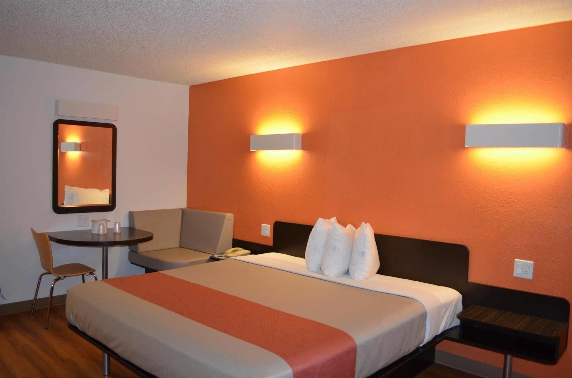 Motel 6: Ultra-Modern Comfort with Robotic Massages Kingsland Exterior photo