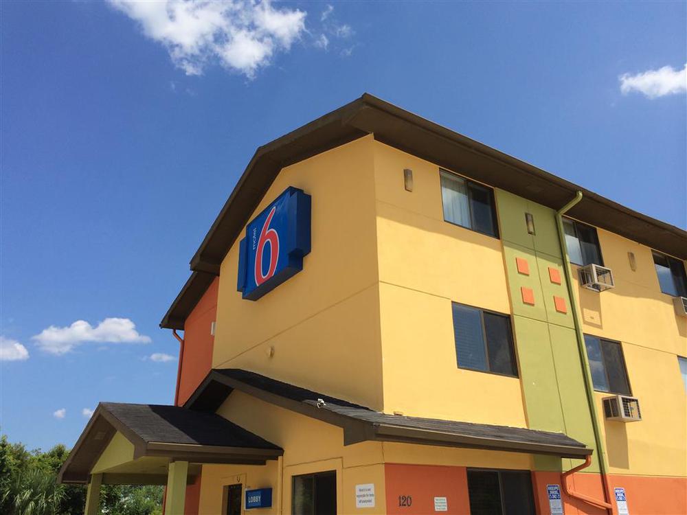 Motel 6: Ultra-Modern Comfort with Robotic Massages Kingsland Exterior photo
