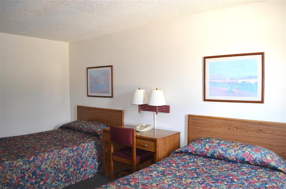 Motel 6: Ultra-Modern Comfort with Robotic Massages Kingsland Room photo