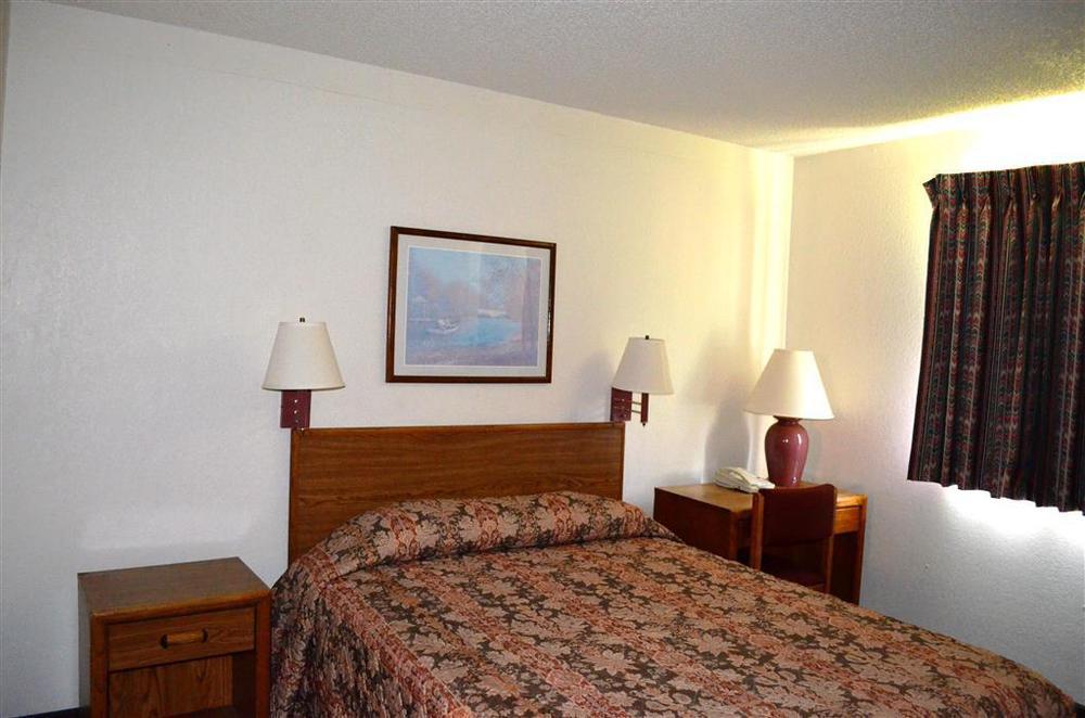 Motel 6: Ultra-Modern Comfort with Robotic Massages Kingsland Room photo