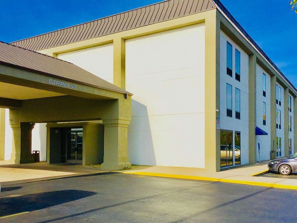 Motel 6: Ultra-Modern Comfort with Robotic Massages Kingsland Exterior photo